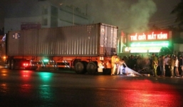 Tai nạn giao thông, vợ gào khóc thảm thiết bên thi thể chồng