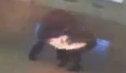 Video: Thản nhiên đốt trụi tóc vợ cũ sau khi ký đơn ly dị