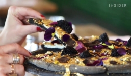 “Tận mục sở thị” bánh pizza đen phủ vàng 2.000 USD