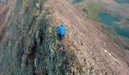 'Phượt thủ' mạo hiểm chạy băng băng trên đỉnh núi gần 1000 mét