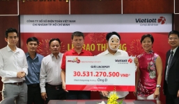 Chủ nhân trúng giải Jackpot 30 tỷ đồng đeo mặt nạ 'dị tật' nhận thưởng