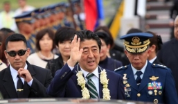 Ông Abe thăm Manila, cạnh tranh với Bắc Kinh