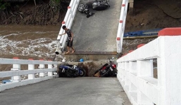 Sập cầu ở Cà Mau, 3 bà cháu rơi xuống sông