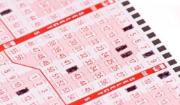 Trúng 1 triệu USD nhờ tờ vé số từ 1 năm trước