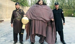 Video: Người khổng lồ 436 kg đọ sức với máy kéo