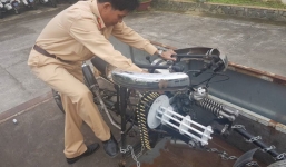 Tịch thu mô tô “khủng” độ cả khẩu súng đại liên 6 nòng và băng đạn