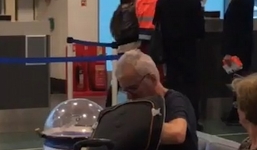 Nữ hành khách la hét ầm ĩ, tát nhân viên hàng không