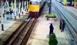 Video: Lao vào đoàn tàu, người đàn ông thoát chết kỳ lạ