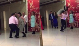 Video: Vũ công hất bạn nhảy ngã dúi, đập đầu xuống đất vì quá hăng