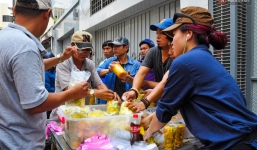 Xe đẩy bán hàng rong thu trăm triệu đồng mỗi tháng