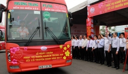 Bí thư Thăng ra bến xe tiễn người dân về quê ăn Tết