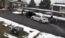 Video: Cướp xe táo tợn khi hai đứa trẻ vẫn ngồi bên trong