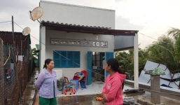 Lốc xoáy bất ngờ xuất hiện, cuốn sập nhiều nhà dân ở miền Tây