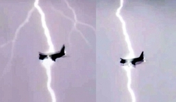 Video: Kinh hoàng Boeing 747 bị sét đánh trúng giữa trời