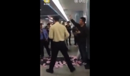 Video: Thanh  niên rải mưa tiền ở ga tàu điện Trung Quốc