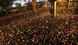 Biển người khổng lồ chen chân về quê ăn tết ở Trung Quốc