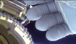 Phi hành gia bị tố dùng tay che UFO phát sáng gần trạm ISS