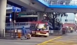 Tài xế drift xe buýt để tránh đèn đỏ