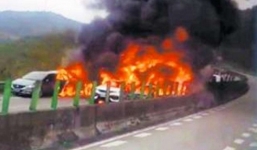 Tai nạn liên hoàn khiến ô tô bốc cháy làm 6 người chết
