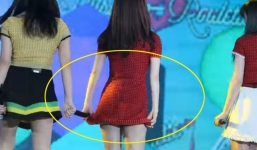 Ca sĩ Hàn khổ sở trình diễn với váy quá ngắn