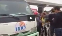 Clip dân dùng gậy, đá đập phá xe của tài xế gây tai nạn