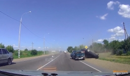 Tài xế thoát khỏi tử thần trong gang tấc nhờ xử trí táo bạo