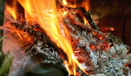 Sưởi ấm bằng than củi, trẻ sơ sinh 4 ngày tuổi tử vong 