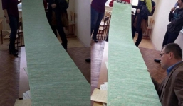 Sinh viên sử dụng phao thi dài 3,6 mét