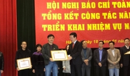 Báo Người Đưa Tin nhận bằng khen tác phẩm báo chí tiêu biểu