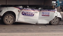 7 ô tô đâm nhau trên cầu Thanh Trì, taxi nằm gọn trong gầm xe tải