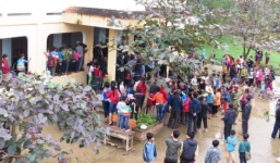 Tạm đình chỉ hiệu trưởng vung dao chém phụ huynh bị thương