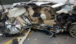 Va chạm với xe tải, xe Lexus 570 bị 'vò nát' trên cao tốc