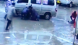 Video: Cặp sinh đôi thoát chết thần kỳ dù bị ô tô chèn qua