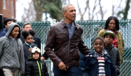 Video: Vợ chồng Obama chơi xích đu cùng trẻ em vô gia cư