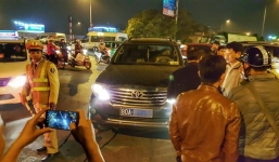 Tạm giữ tài xế xe biển xanh uy hiếp cảnh sát cơ động