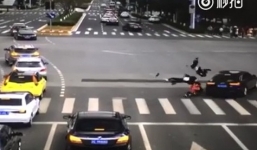 Video: 3 học sinh bị ô tô hất tung vì sang đường lúc đèn đỏ