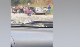 Video: Dân mải nhặt tiền sau tai nạn, bỏ mặc 2 người chết