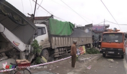 Xe tải chở trâu bò mất lái tông sập nhà dân, 3 người thương vong