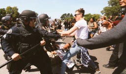 Video: Người biểu tình phản đối Trump đụng độ cảnh sát