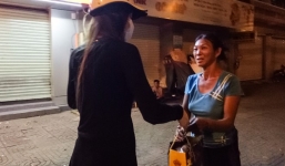 Hồ Ngọc Hà đi xe máy trao quà cho người vô gia cư