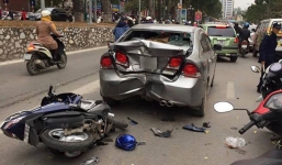 Đâm móp đuôi ô tô chờ đèn đỏ, nam thanh niên nguy kịch