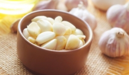 Trị mụn sạch đón Tết chỉ trong 5 ngày với tỏi