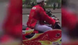 'Vợ chồng nhà Táo cưỡi cá chép máy' gây xôn xao đường phố Hà Nội
