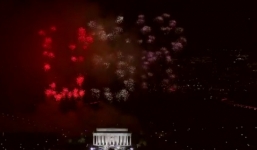 Video: Pháo hoa hình chữ 'USA' trong hòa nhạc chào mừng Trump