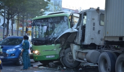 Xe ô tô buýt nát đầu, hơn 10 người bị thương