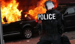 Người biểu tình đập phá, đốt xe Limousine phản đối Tổng thống Trump