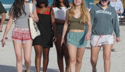 Ái nữ nhà Obama đi tắm biển trong vòng vây của mật vụ Mỹ