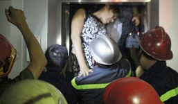 Giải cứu 5 người mắc kẹt trong thang máy lơ lửng