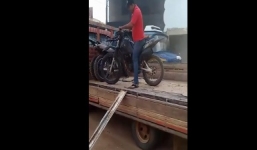 Người đàn ông ngã dập mặt khi phi xe máy từ thùng ôtô