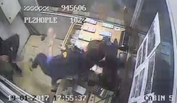 Nữ nhân viên thu phí bị tài xế đạp ngã trong cabin